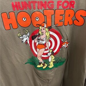 Hooters Men's Tshirt Hunting for Hooters Size Large